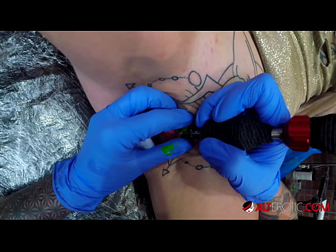 ❤️ Sully Savage, hottie estremamente tatuata, hà fattu un tatuatu nantu à u clitoris ❤❌ Super sex à porn co.zoomporno.ru ❌️❤